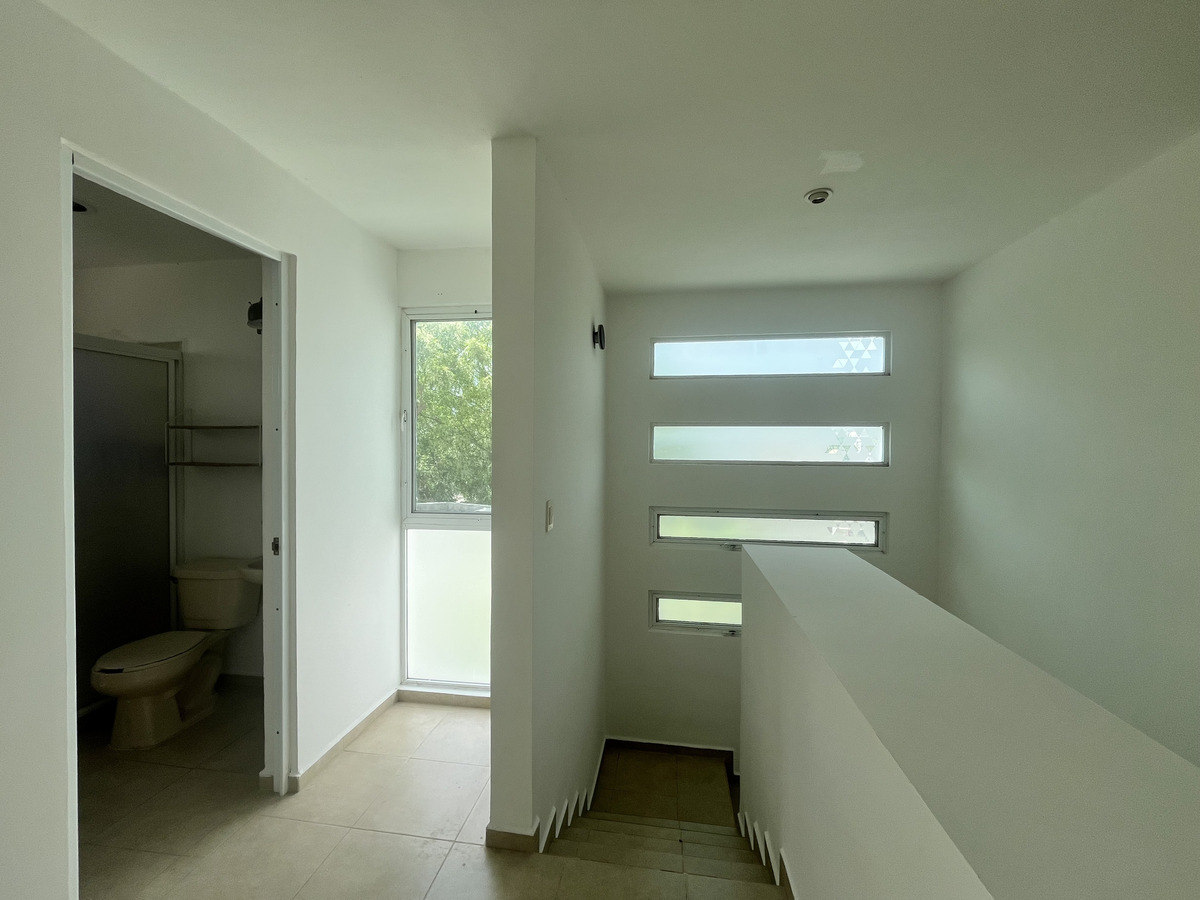 24 de 36: VIsta al pasillo y al baño en planta alta