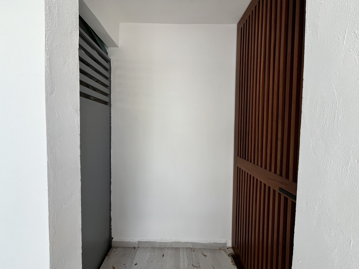 34 de 36: puerta del estudio y del pasillo de servicio