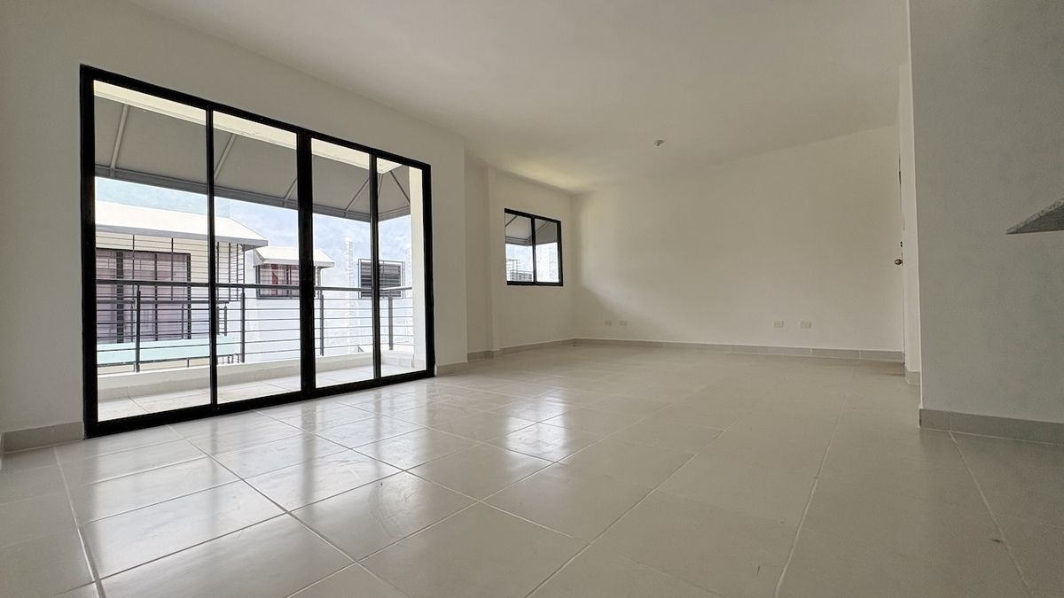 3 de 20: Comedor, sala- estar y balcon
