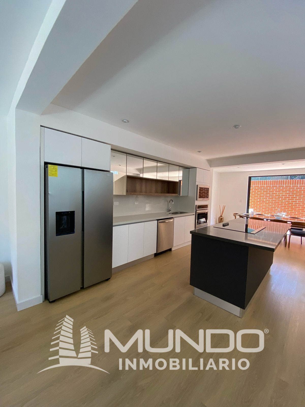 3 de 16: Vista de otro ángulo el área de cocina
