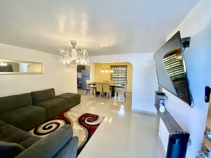 3 de 8: Sala con TV