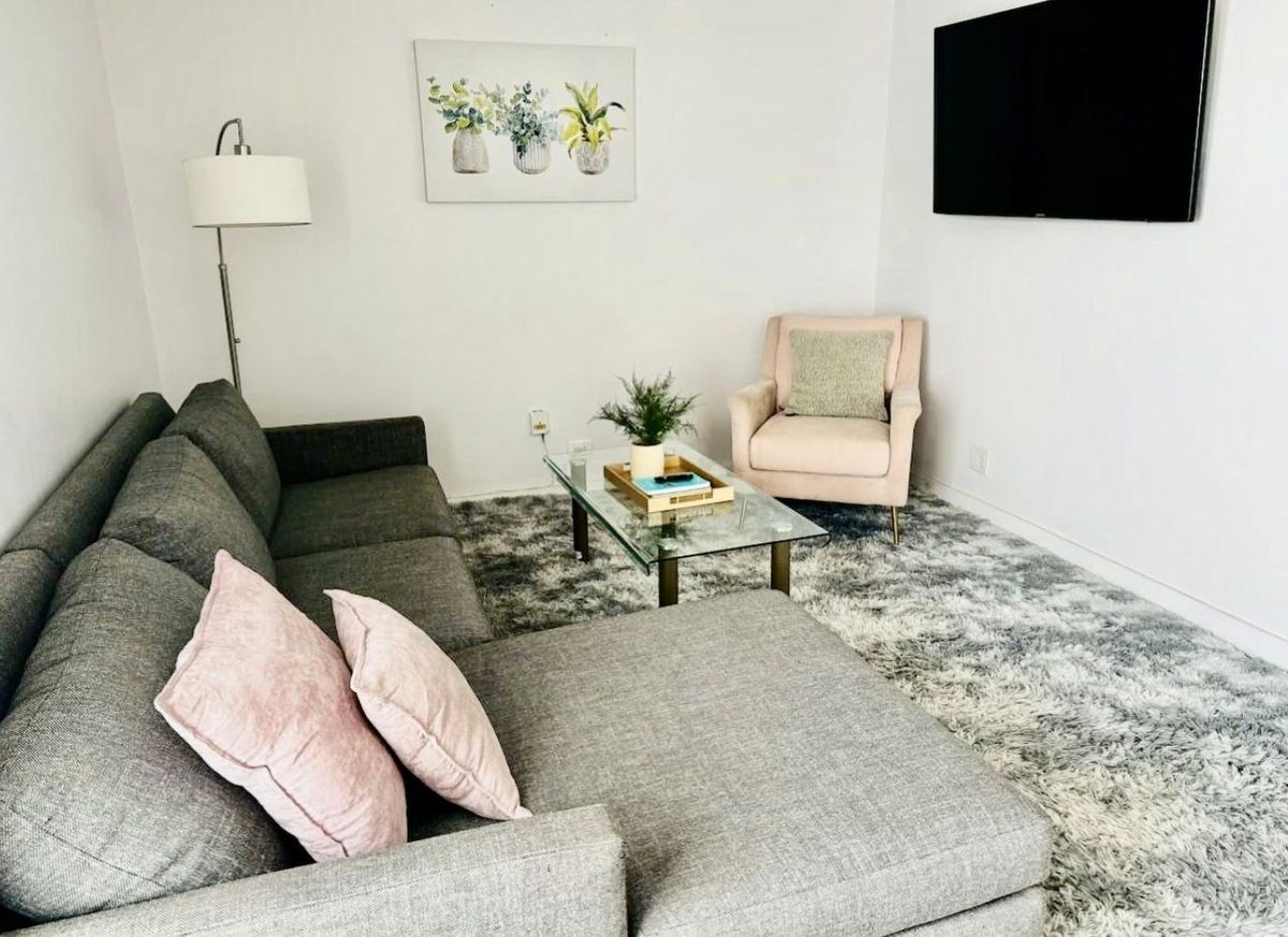 2 de 6: Sala con TV