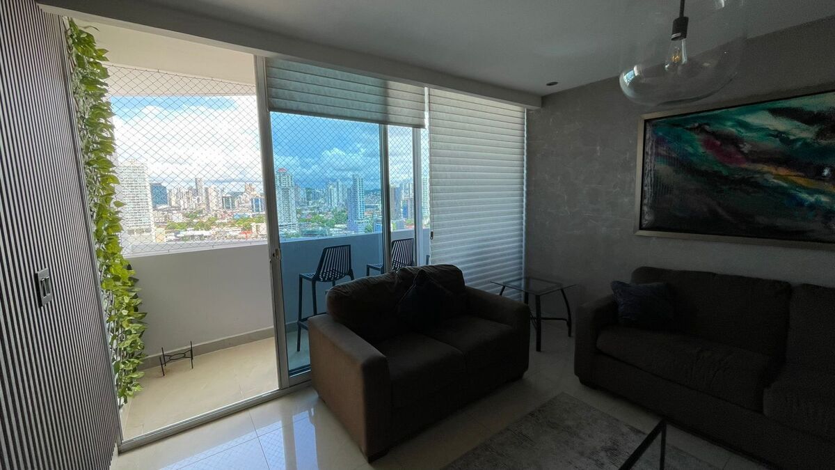 5 of 24: Sala y Balcón