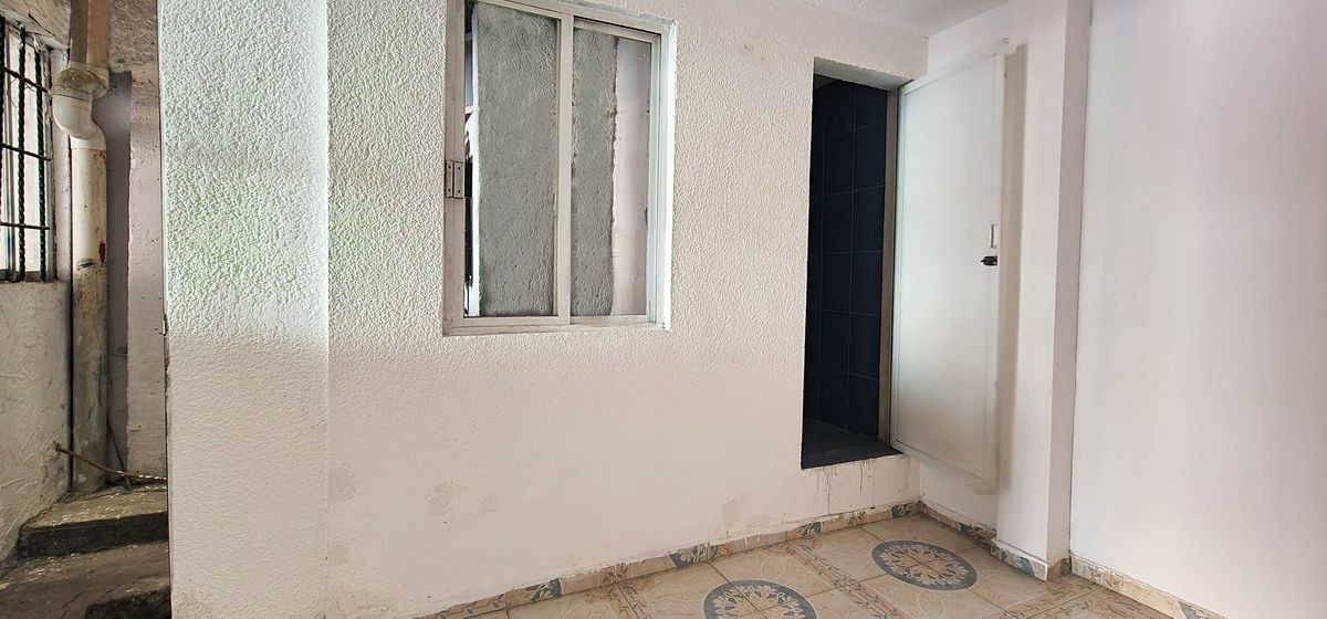 4 of 21: Baño de planta Baja