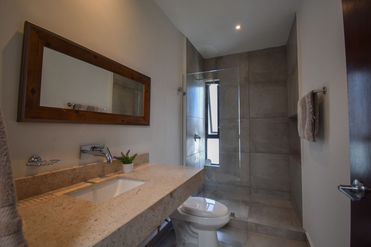 23 de 31: Baño, Segunda Habitación
