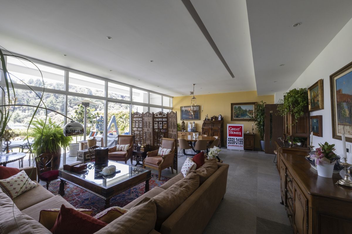 3 de 16: Area social que se integra al jardín