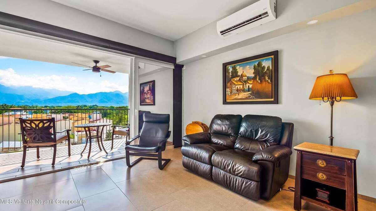 3 de 22: Living Area - Balcony