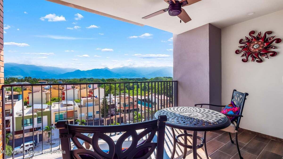 4 de 22: Balcony - Mountain View