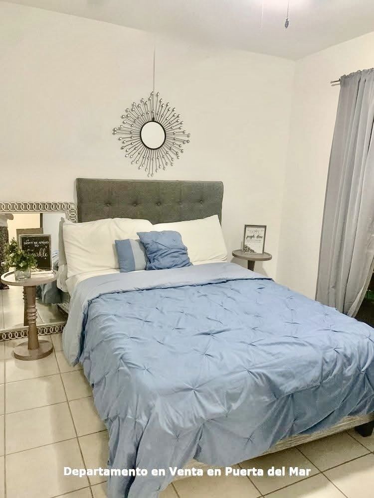 8 of 12: Habitacion con cama y closet