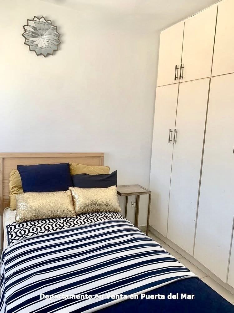 11 of 12: Habitación con cama y closet
