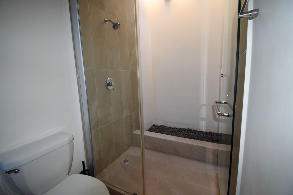 12 de 19: Baño, Tercera Habitación