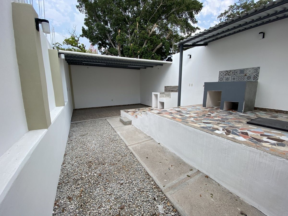 15 de 17: Patio trasero parcialmente techado