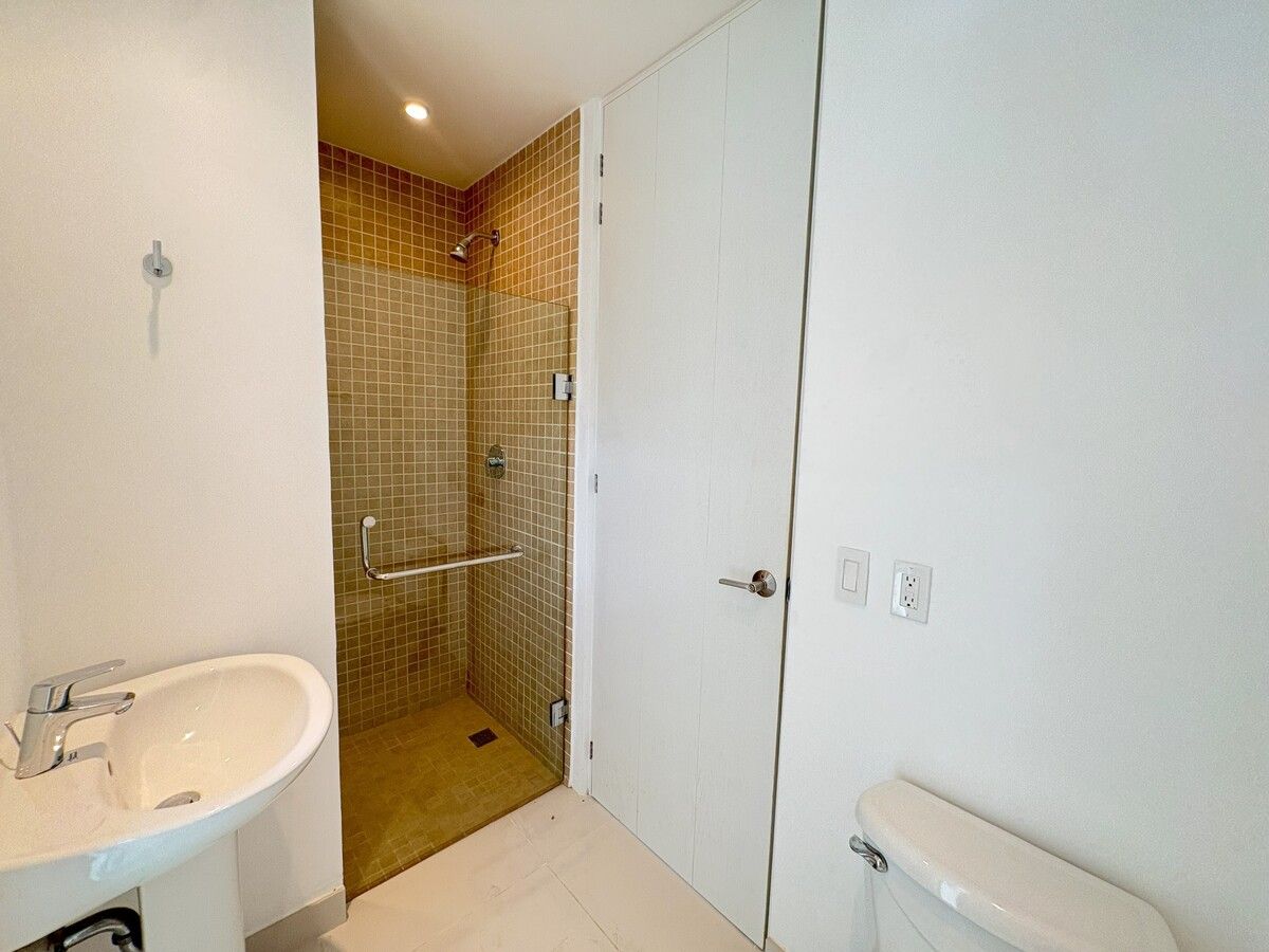 22 de 50: Baño cuarto de servicio con cancel de baño