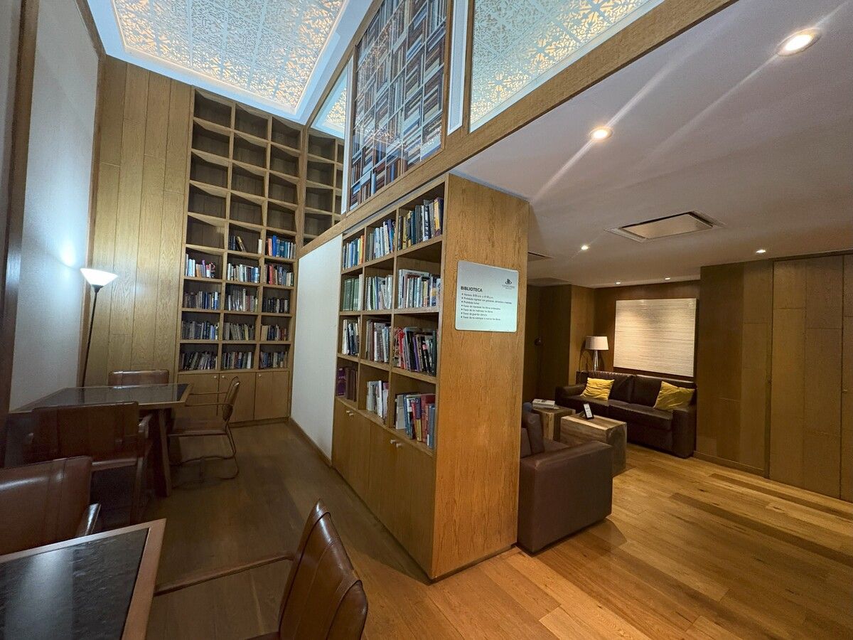 35 de 50: Biblioteca con área de lectura