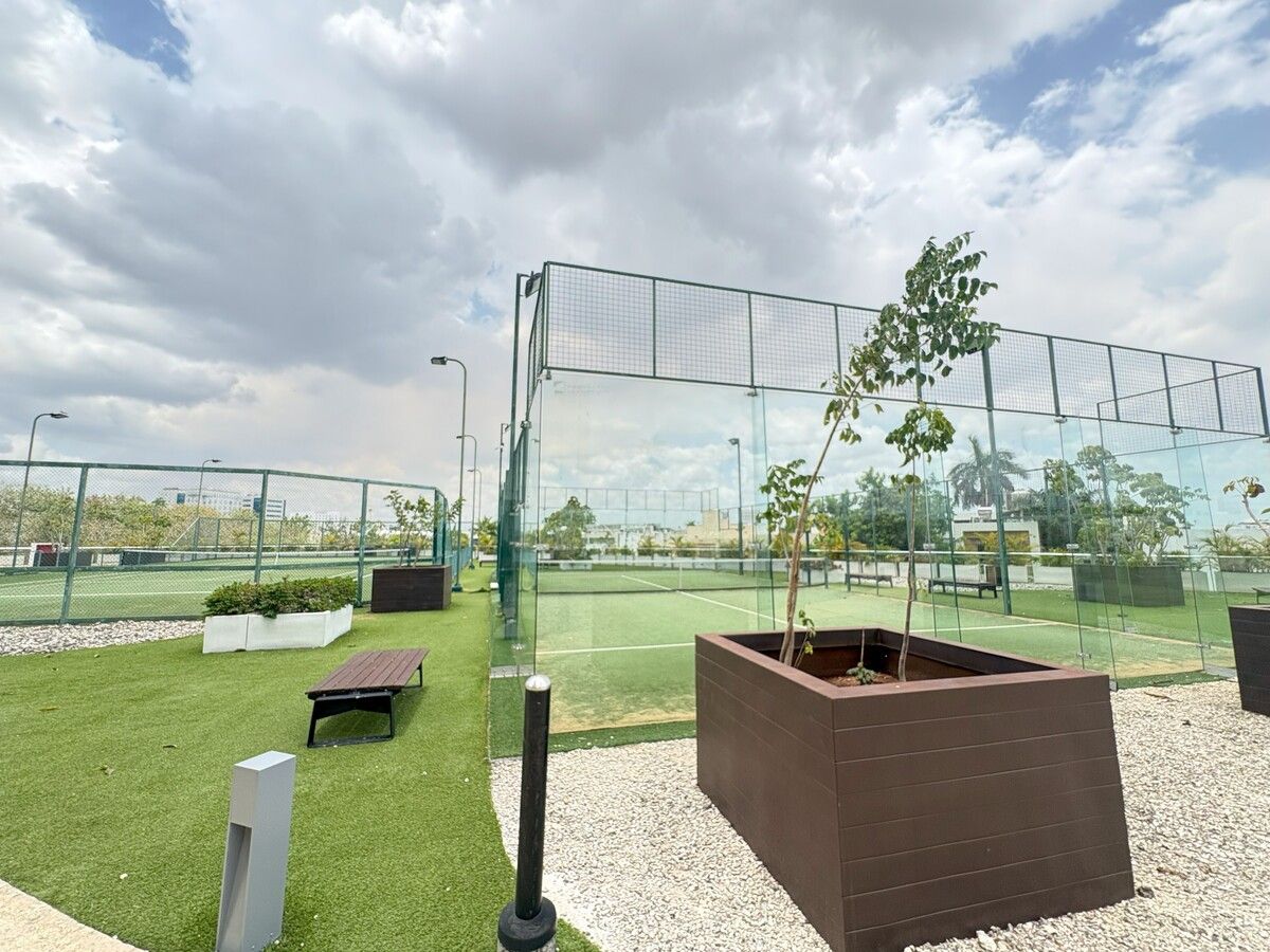 36 de 50: 2  canchas de tenis y 2 de pádel con pérgolas y barras