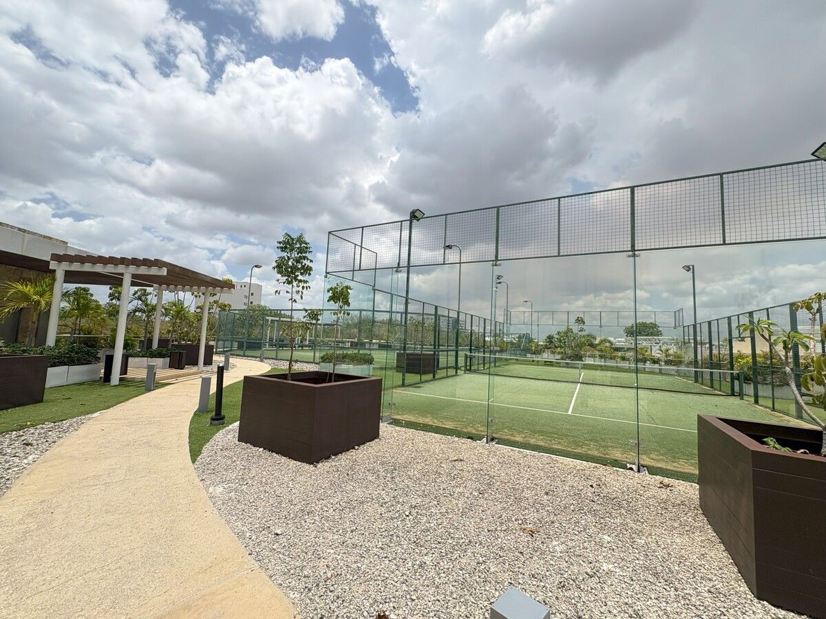 37 de 50: 2 canchas de tenis y 2 de pádel con pérgolas y barras