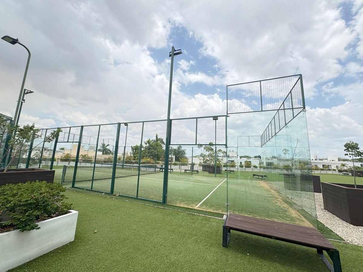 38 de 50: 2 canchas de tenis y 2 pádel con pérgolas y barras