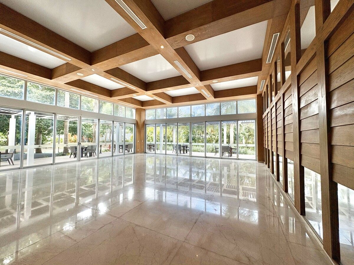 44 de 50: Salón de eventos con terraza y cocina de servicio