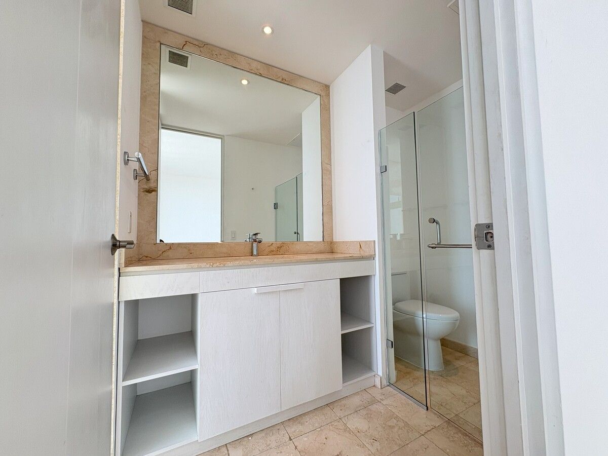 13 de 50: baño recámara principal con canceles y espejo