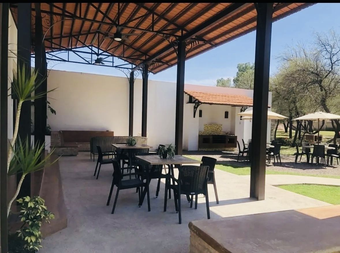 3 of 8: Casa club