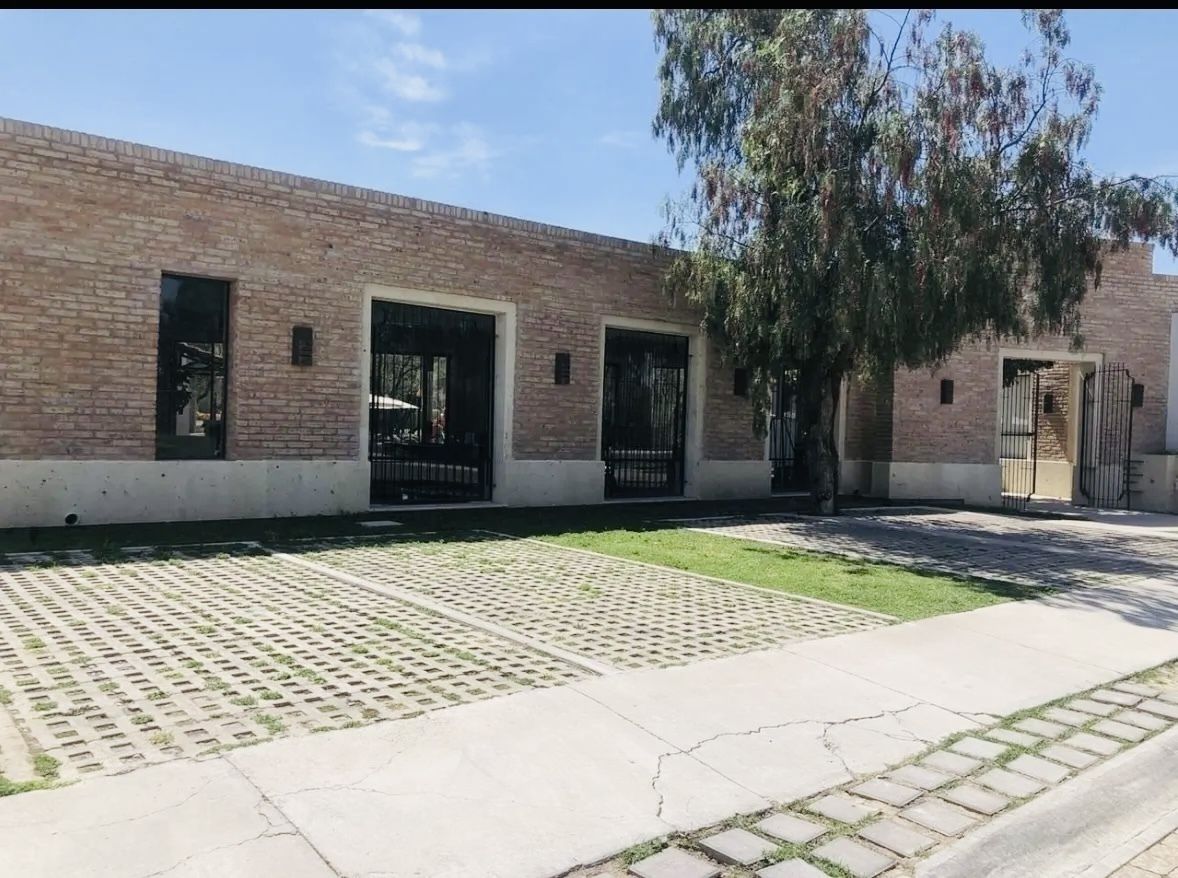 5 de 7: Estacionamiento casa club