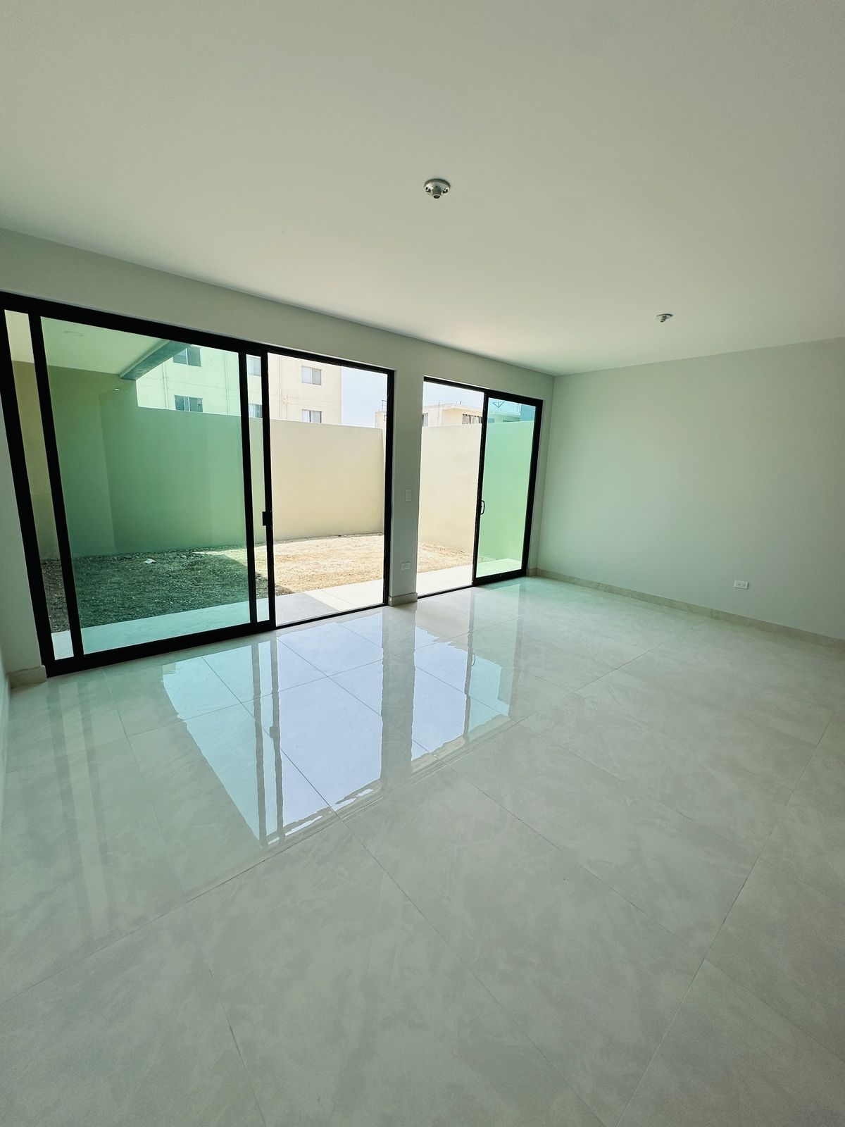 18 de 20: Patio con puertas corredizas de vidrio ahumado