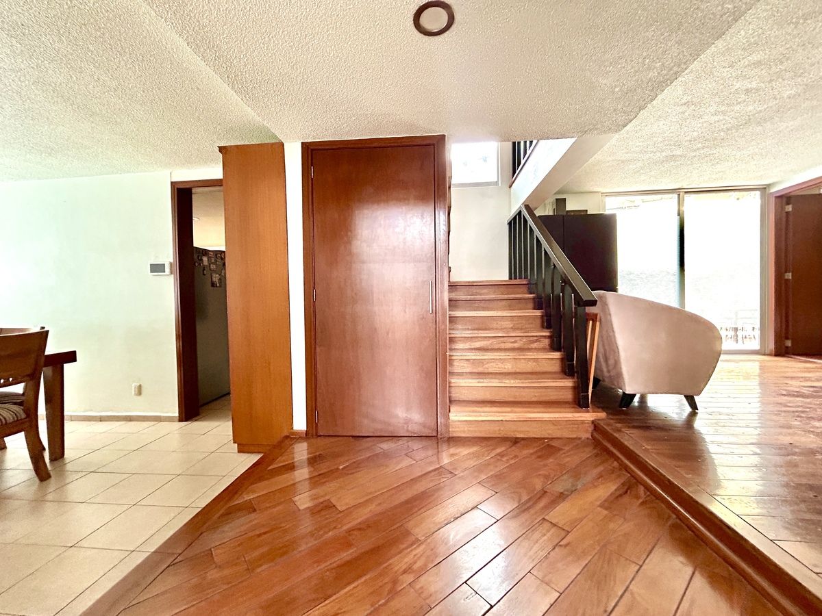 VISTA ESCALERA 2DO NIV, DERECHA FAM. ROOM E IZQ. DESAYUNADOR