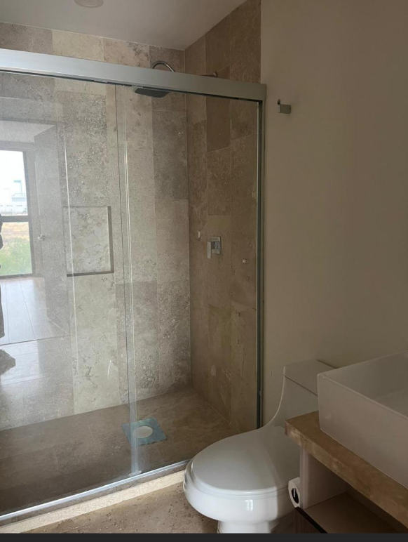 8 de 10: 2 baños completos con acabados de lujo