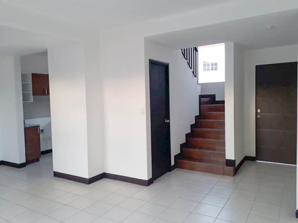 4 de 9: Vista ingreso y escalera