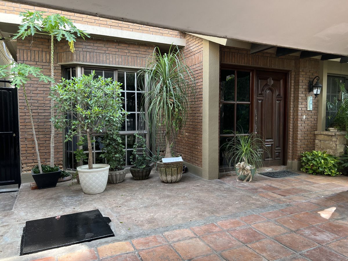 3 de 23: Puerta principal con la ventana del ante comedor