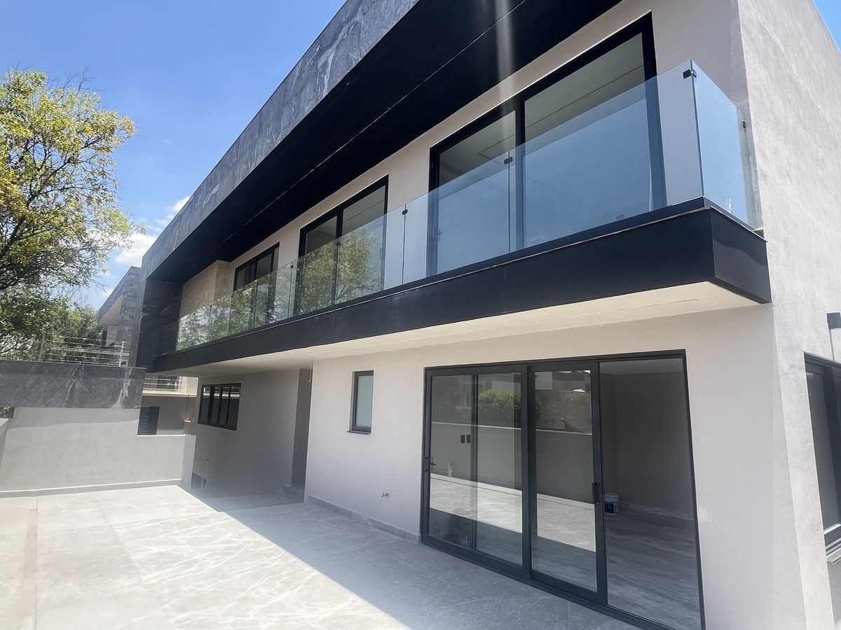 1 of 26: Fachada Frontal