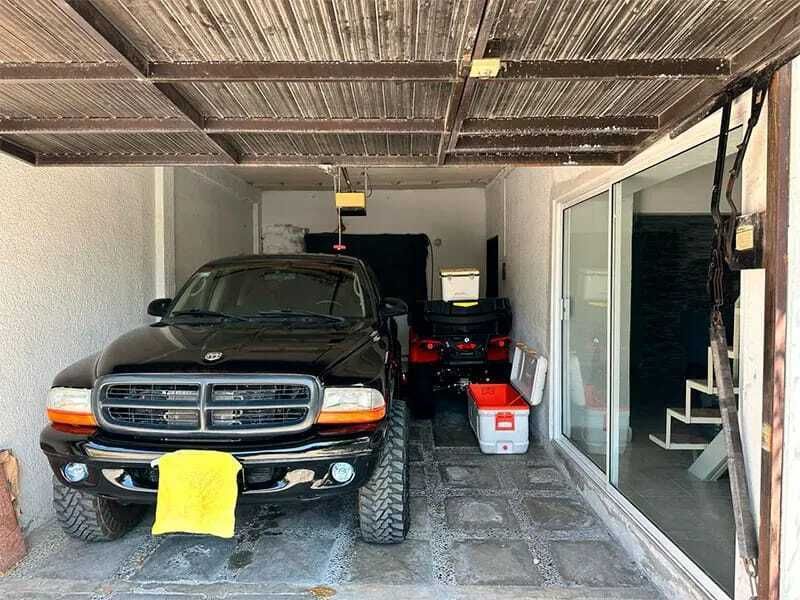 4 of 13: Estacionamiento techado