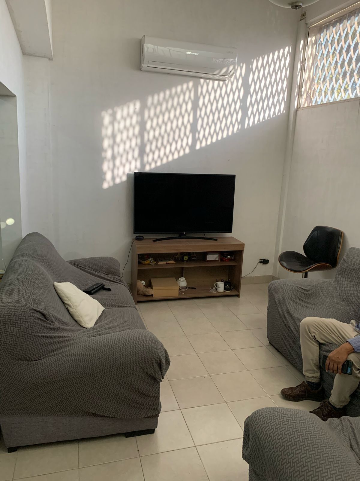 2 of 13: Sala comda y amplia con A/C