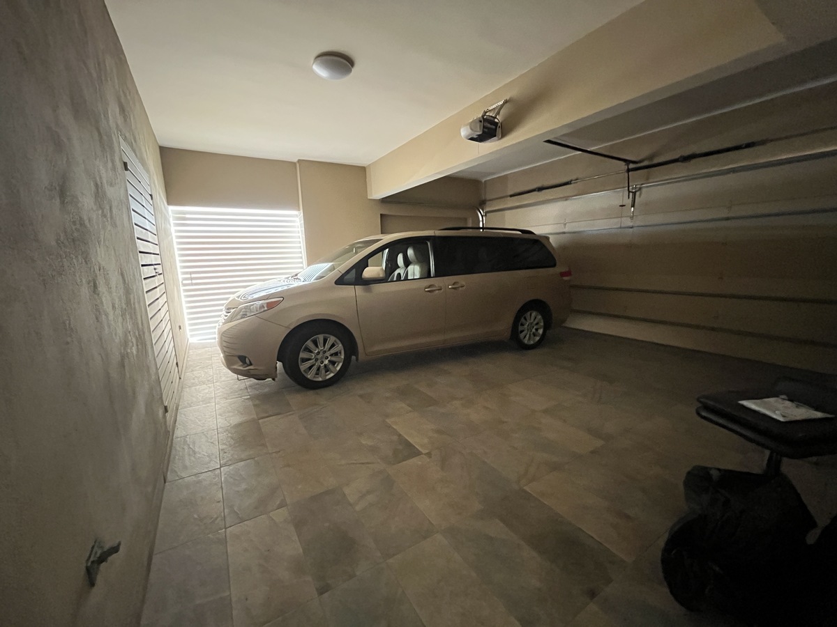 3 de 24: GARAGE PARA 2 ESPACIOS CON PORTÓN ELÉCTRICO “AISLADO”