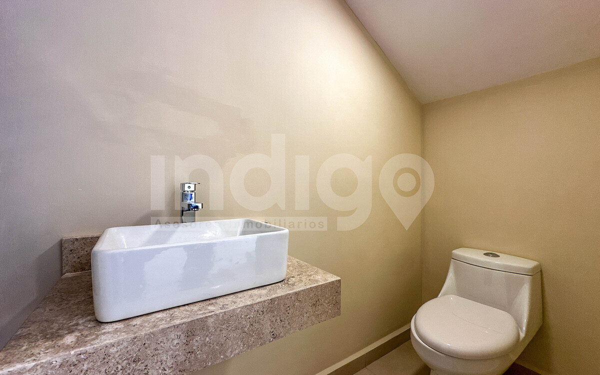 11 de 42: Baño de Visitas