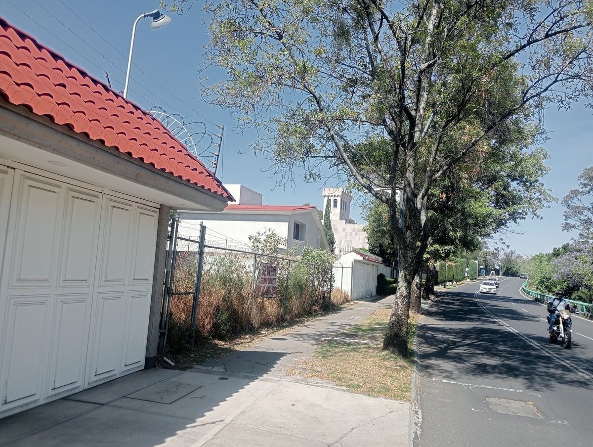 1 of 17: Vista Calle