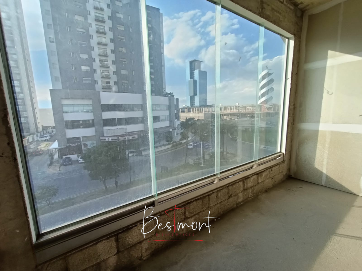 4 de 8: Interior local