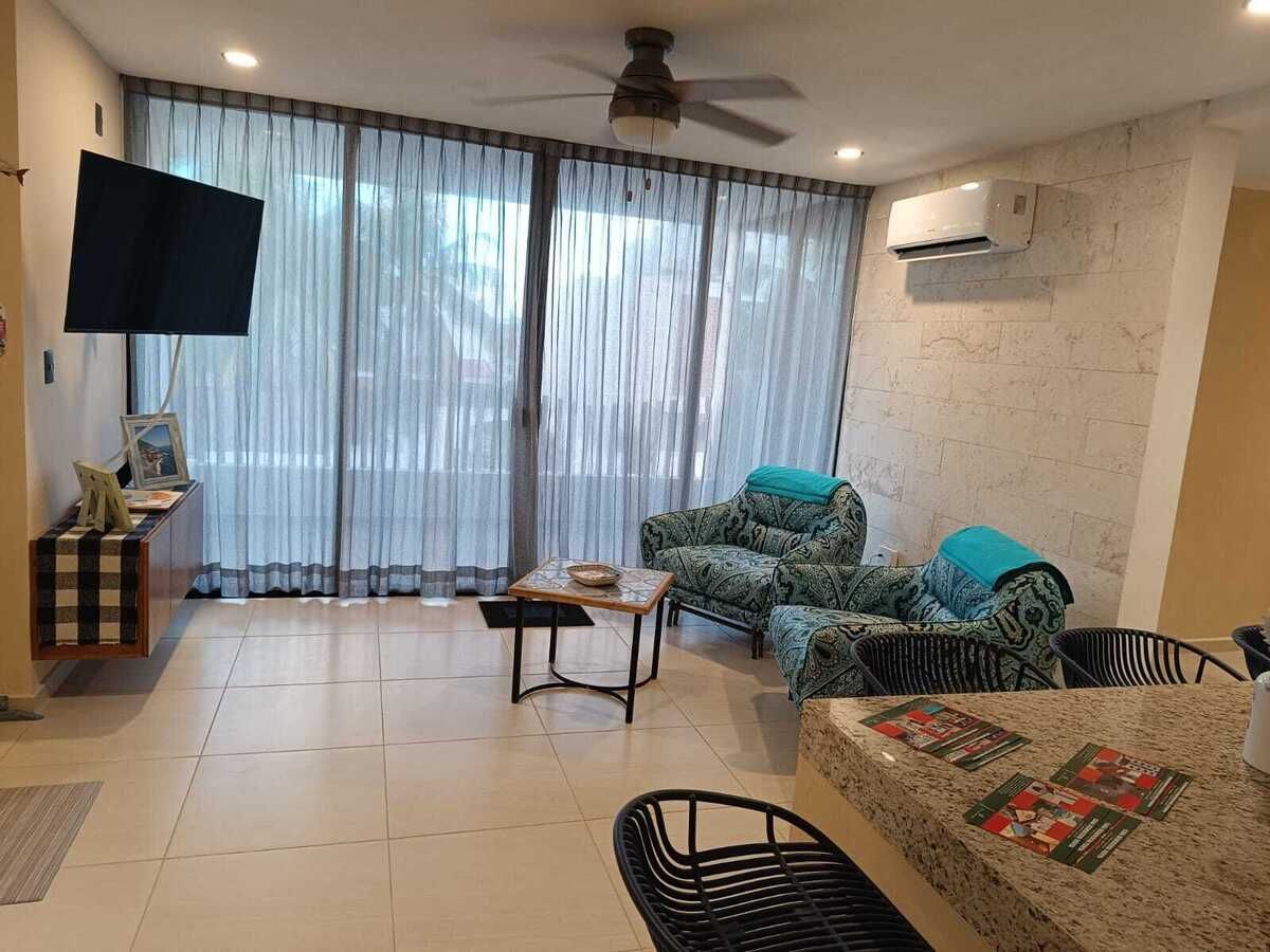 5 de 9: Sala equipada y amueblada