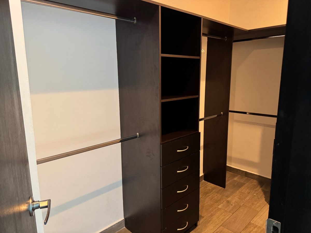 13 de 30: Vestidor de la recámara principal