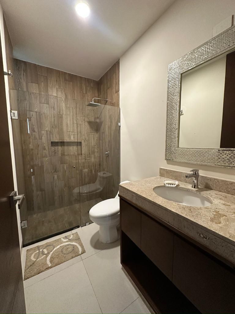 14 de 16: Baño habitación y visitas