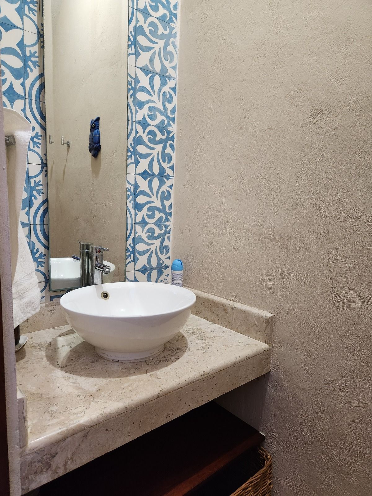 Medio baño de visitas.