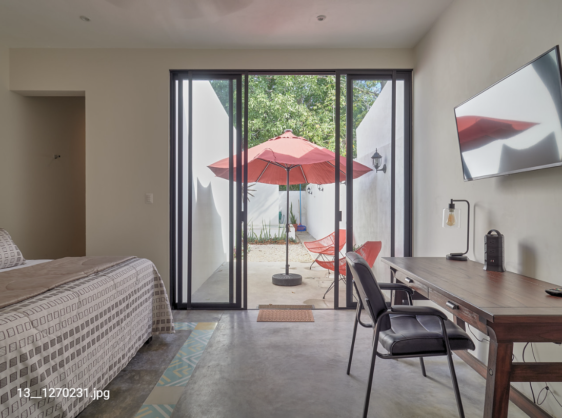 3 of 11: Habitación con escritorio y salidad a la terraza.