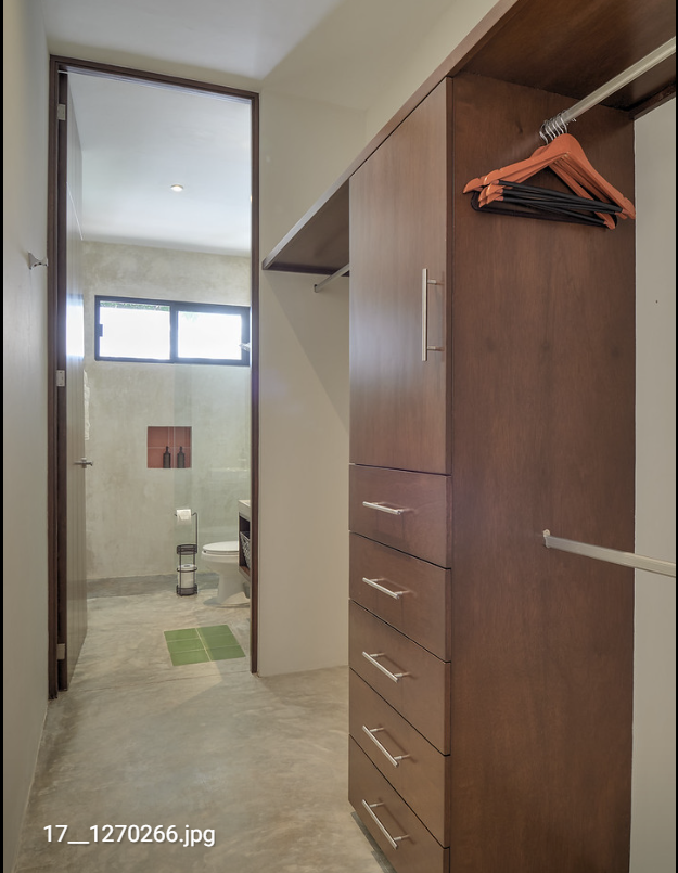 5 of 11: Vestidor.