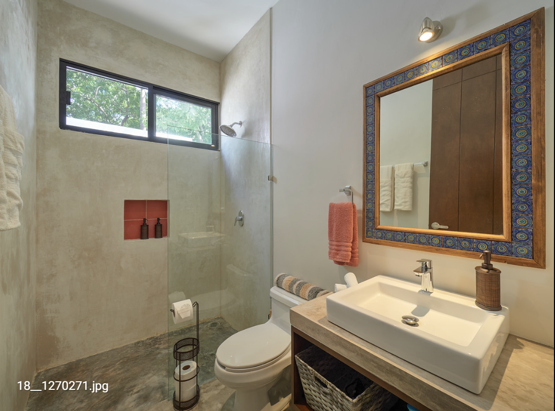 4 of 11: Baño completo para habitación.
