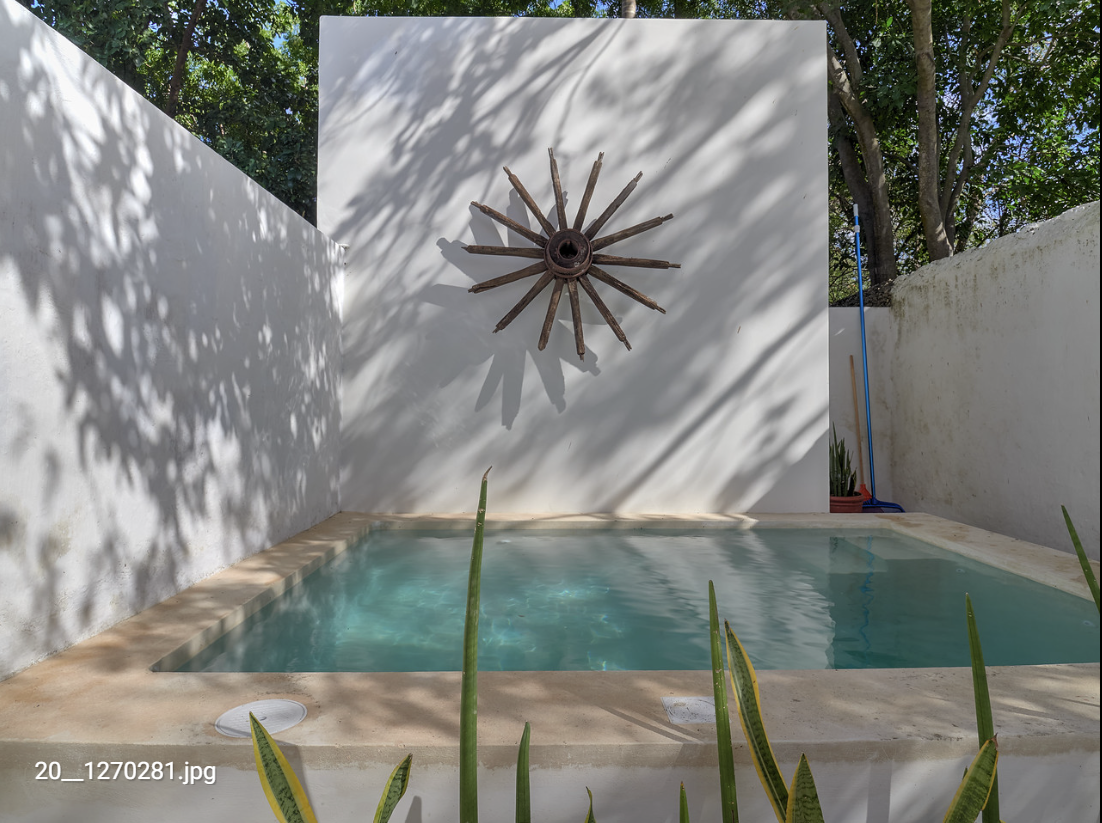 1 of 11: Piscina con sistema de ffiltrado y suavizador.