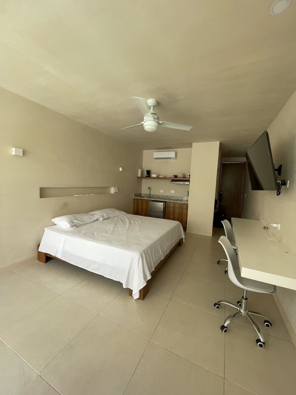 4 de 15: Estudio cama king size, Smart TV, Internet (fibra óptica)