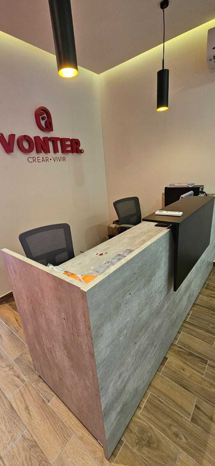 4 de 9: Escritorio doble en recepción