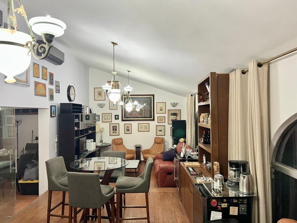 8 de 17: Sala doble con bar