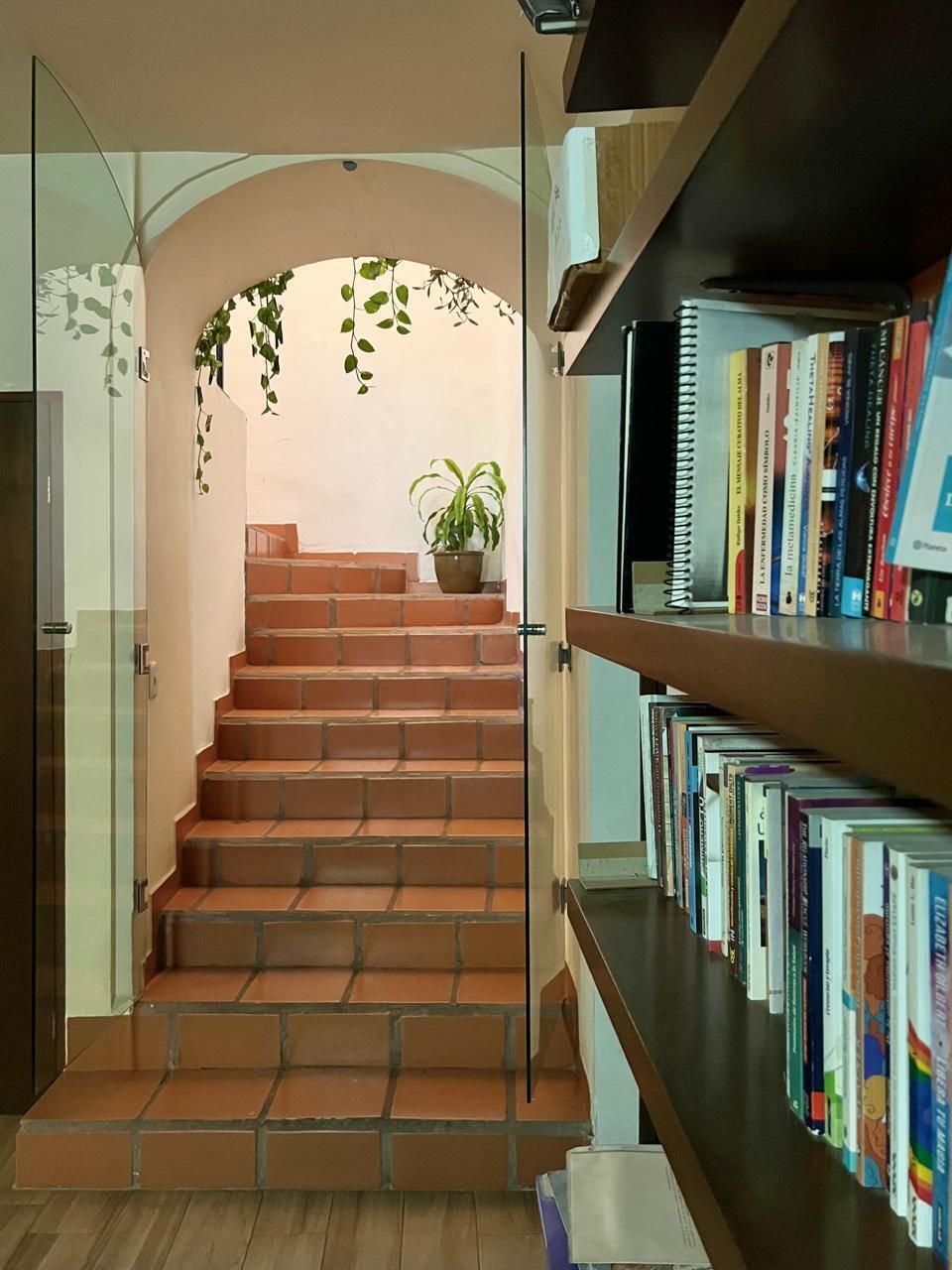 8 de 16: Escalera descendente