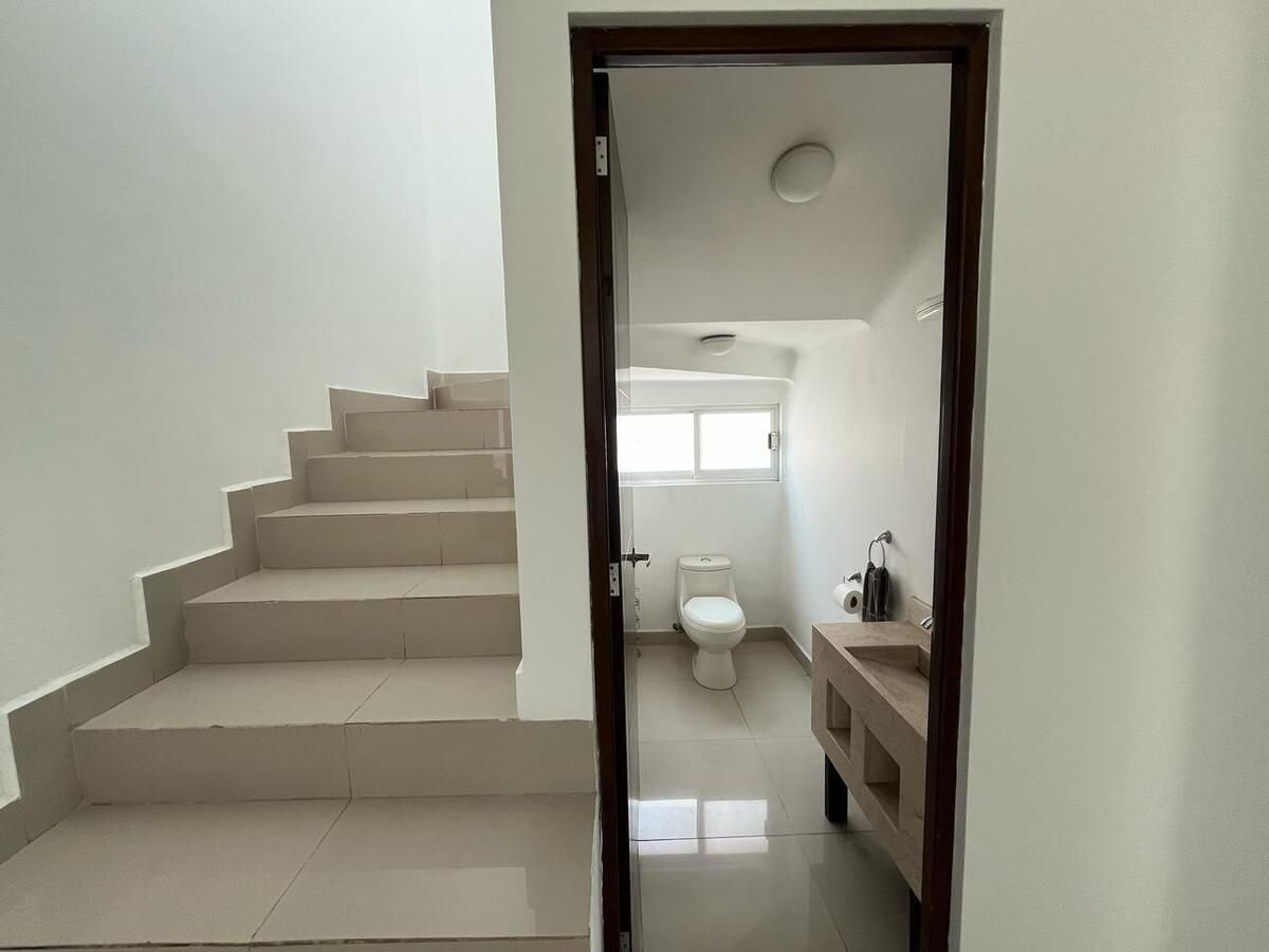 10 de 27: MEDIO BAÑO